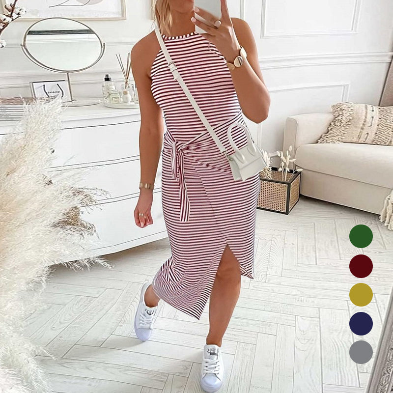 Randig, elegant sommarklänning för kvinnor med utsvängd design i livfulla färger, framifrån.