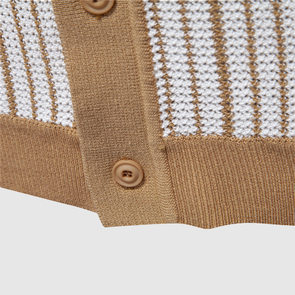 Stilren herrpikétröja med polokrage, randig design som ger en elegant men casual känsla