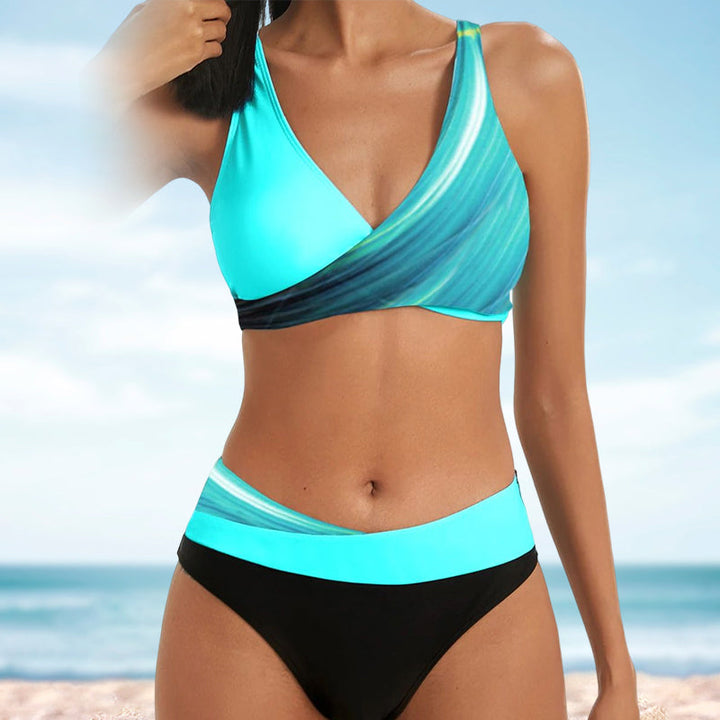 "Randigt dam-bikiniset i polyester och spandex, mjuka kupor, utan stålfälg, trendigt strandmode."