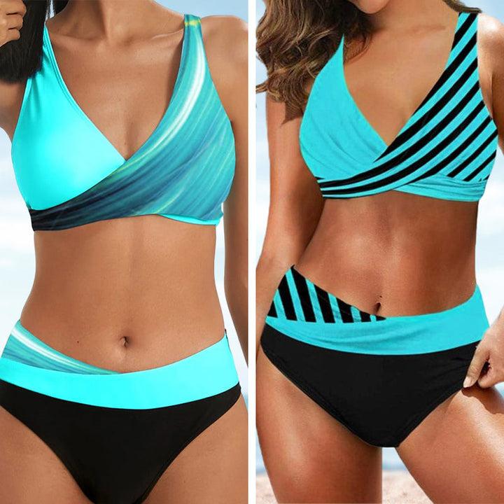"Randigt dam-bikiniset i polyester och spandex, mjuka kupor, utan stålfälg, trendigt strandmode."