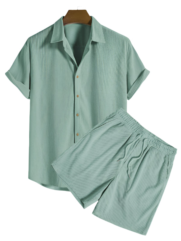 Trendigt randigt herr sommarset, idealiskt för strandstil & fritid. Inkluderar bekväm T-shirt & shorts.
