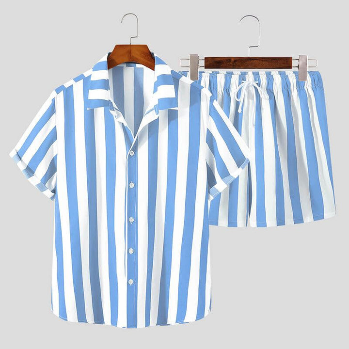Herr i stilrent randigt sommarset med shorts & kortärmad skjorta, avslappnad look för stadsliv.