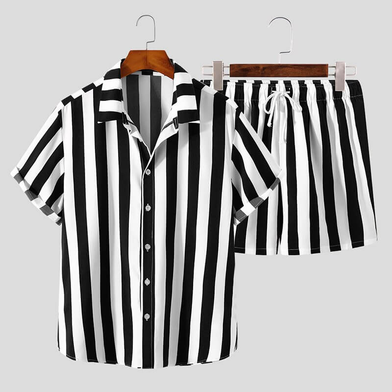 Bekväma randiga sommarshorts för herr, del av ett tvådelat fritidsset, med resår i midjan.