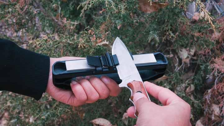En person slipar en jaktkniv med RazorForge precisionsknivslip, säkerställer ett extremt vasst knivblad.
