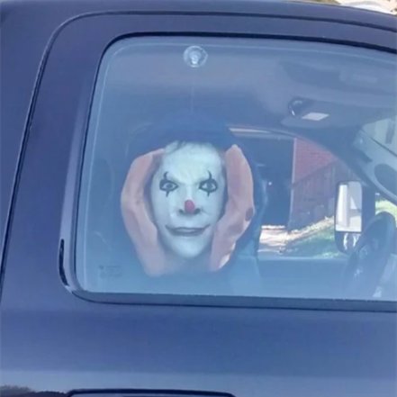 "Realistisk Läskig Peeper Creeper dekoration med intensiva ögon, perfekt för fönster, skrämmande och unik hemaccessoar."