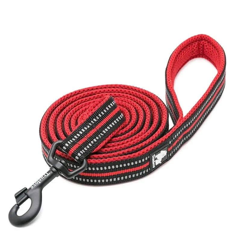 Vadderat handtag på reflexkoppel, för komfort under långa hundpromenader.