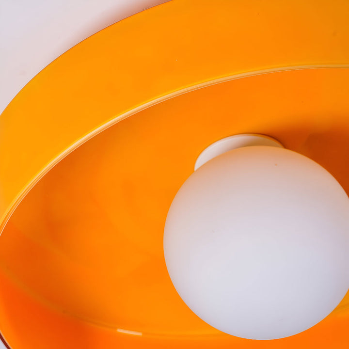 Inredningsdetalj: färgstark rund taklampa i retro design med LED.