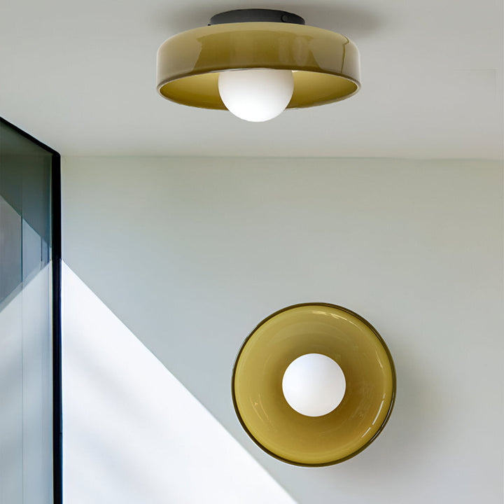 Bauhaus-inspirerad rund taklampa med LED, stilren design för hemmet.