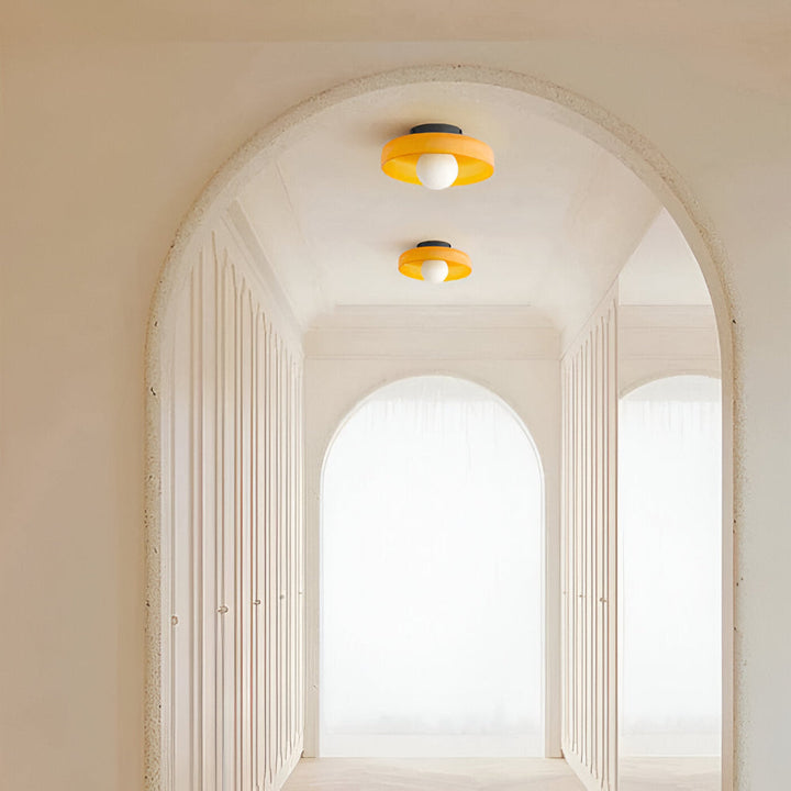 Elegant retro takarmatur, rund LED-lampa som inredningsdetalj i hemmet.