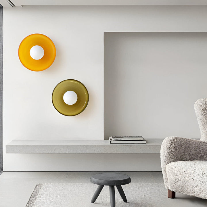Snygg rund vägglampa i färgstark retrostil, ger behaglig LED-belysning.