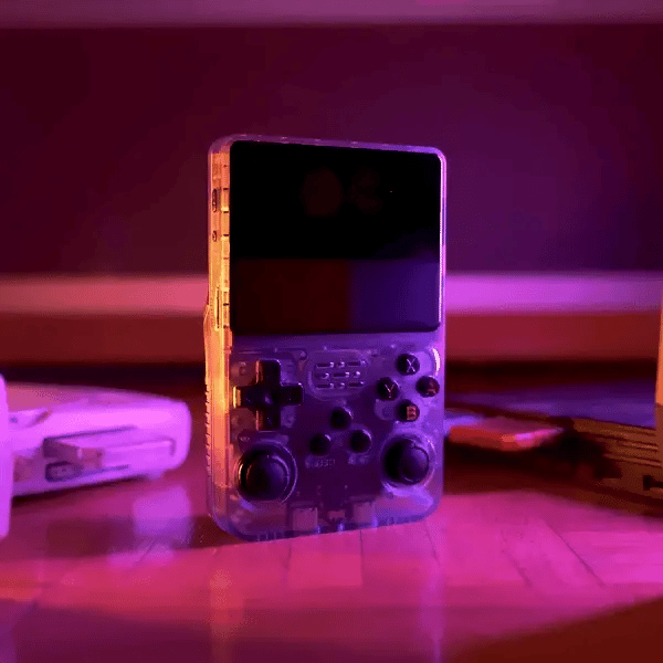 Handhållen retrokonsol används utomhus. Bärbar nostalgi och gaming för alla äventyr.