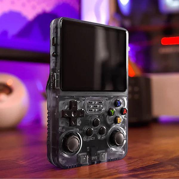 Detaljbild av handhållen retrokonsol, tydliga knappar och joystick för exakt kontroll i spel.