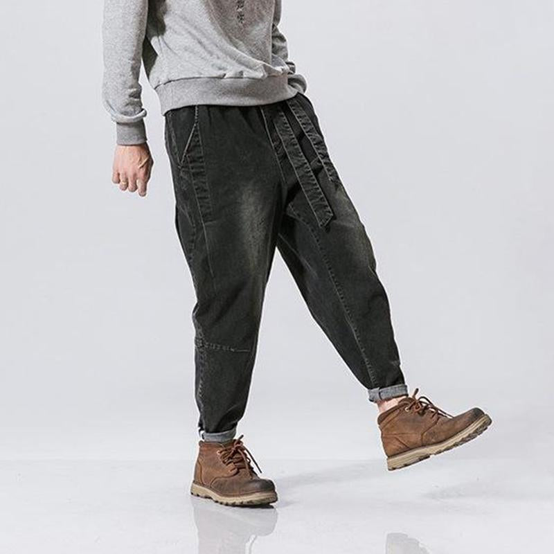 "Retro jeans för män i tjockt denim, lös passform, retrodesign, unika byxben, perfekt för vår och höst, ljusblå färg."