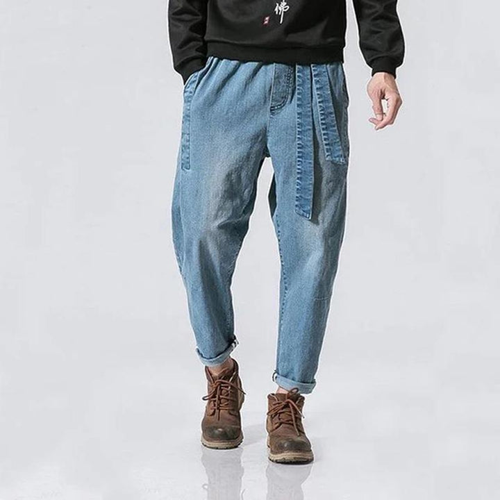 "Retro jeans för män i tjockt denim, lös passform, retrodesign, unika byxben, perfekt för vår och höst, ljusblå färg."
