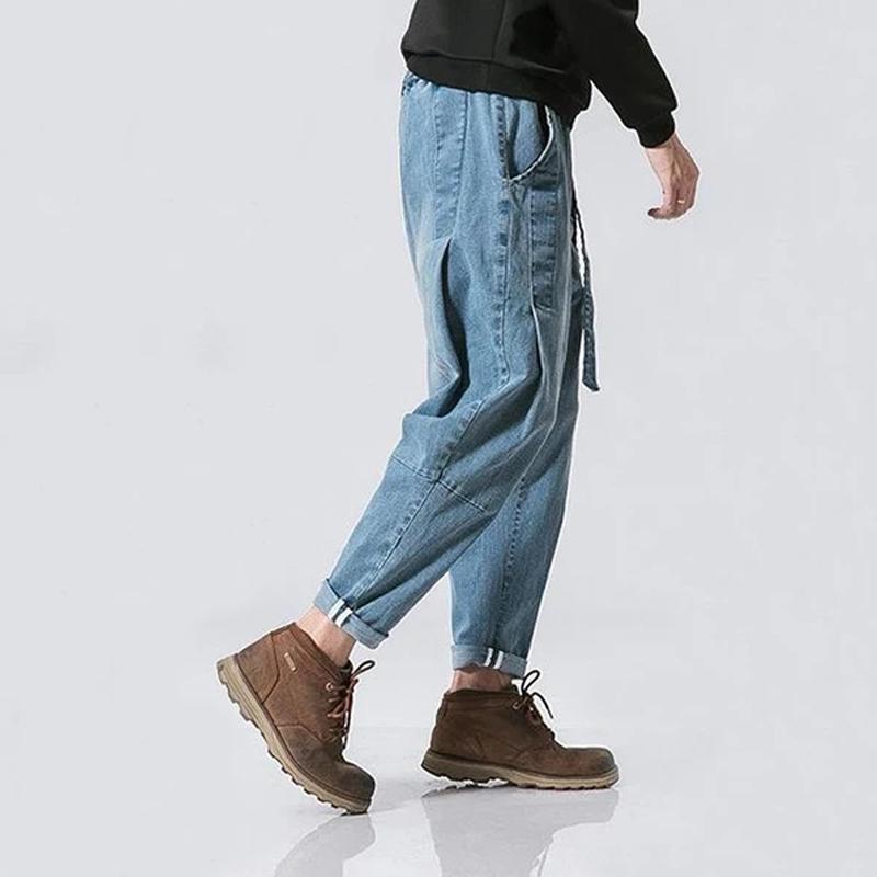 "Retro jeans för män i tjockt denim, lös passform, retrodesign, unika byxben, perfekt för vår och höst, ljusblå färg."