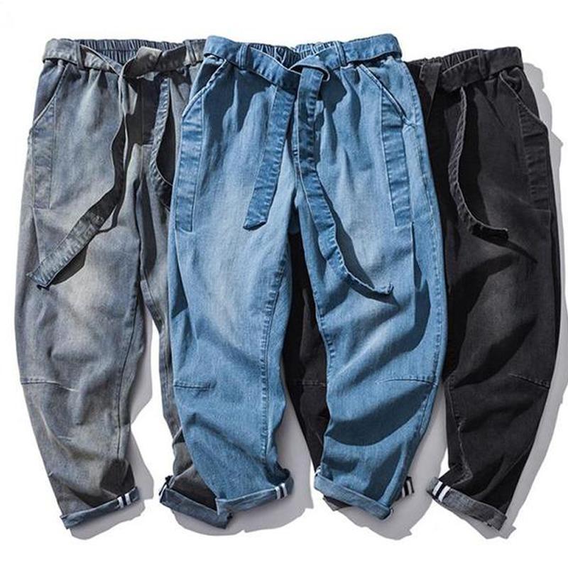 "Retro jeans för män i tjockt denim, lös passform, retrodesign, unika byxben, perfekt för vår och höst, ljusblå färg."