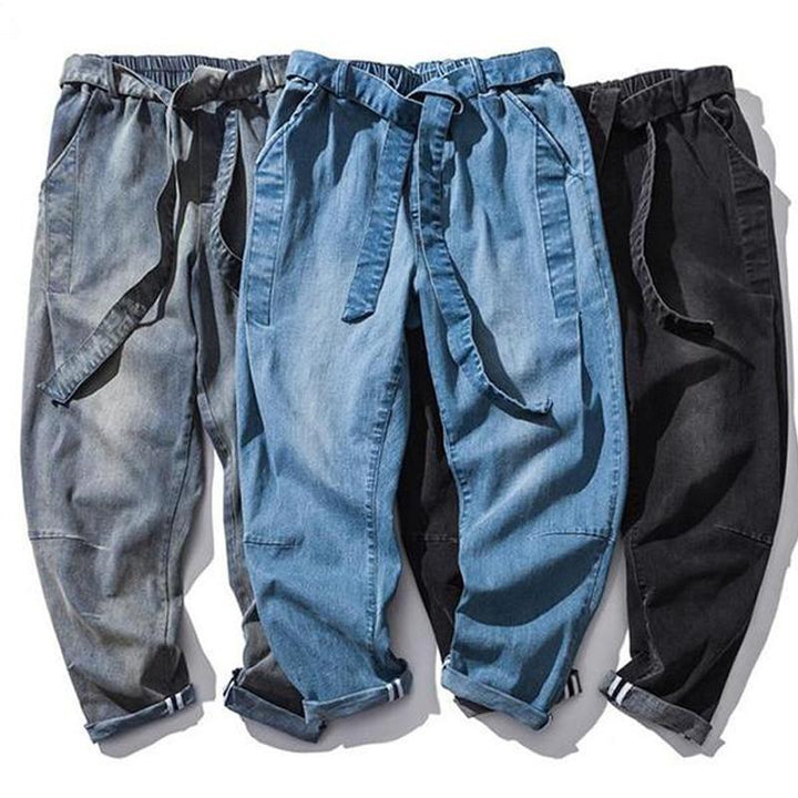 "Retro jeans för män i tjockt denim, lös passform, retrodesign, unika byxben, perfekt för vår och höst, ljusblå färg."