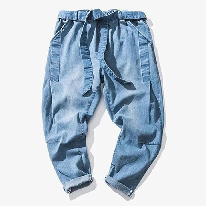 "Retro jeans för män i tjockt denim, lös passform, retrodesign, unika byxben, perfekt för vår och höst, ljusblå färg."