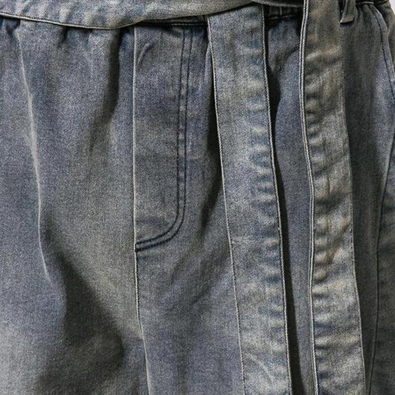 "Retro jeans för män i tjockt denim, lös passform, retrodesign, unika byxben, perfekt för vår och höst, ljusblå färg."
