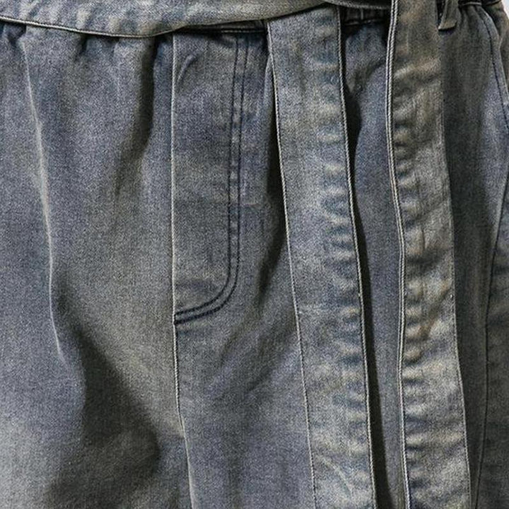 "Retro jeans för män i tjockt denim, lös passform, retrodesign, unika byxben, perfekt för vår och höst, ljusblå färg."