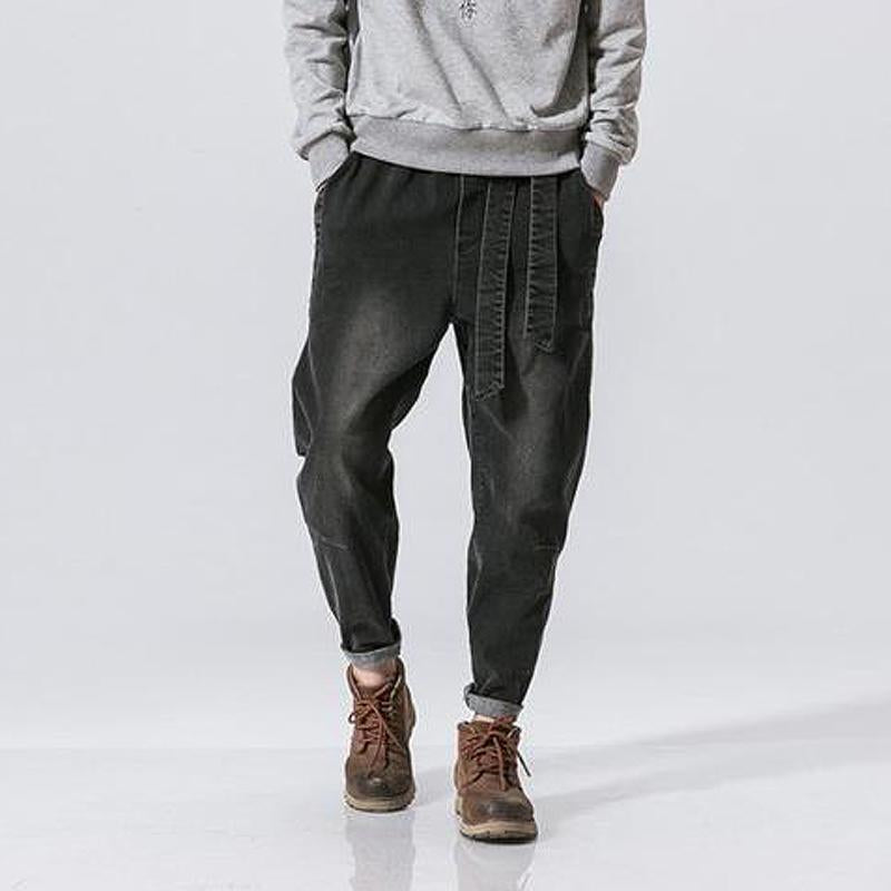 "Retro jeans för män i tjockt denim, lös passform, retrodesign, unika byxben, perfekt för vår och höst, ljusblå färg."