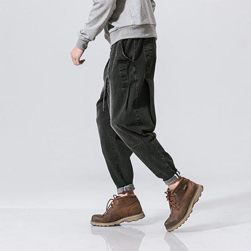 "Retro jeans för män i tjockt denim, lös passform, retrodesign, unika byxben, perfekt för vår och höst, ljusblå färg."