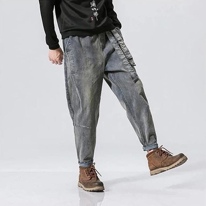 "Retro jeans för män i tjockt denim, lös passform, retrodesign, unika byxben, perfekt för vår och höst, ljusblå färg."