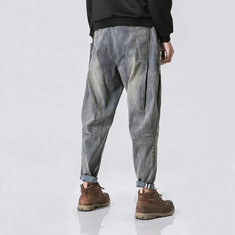 "Retro jeans för män i tjockt denim, lös passform, retrodesign, unika byxben, perfekt för vår och höst, ljusblå färg."