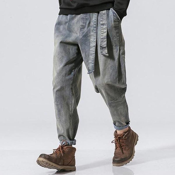 "Retro jeans för män i tjockt denim, lös passform, retrodesign, unika byxben, perfekt för vår och höst, ljusblå färg."