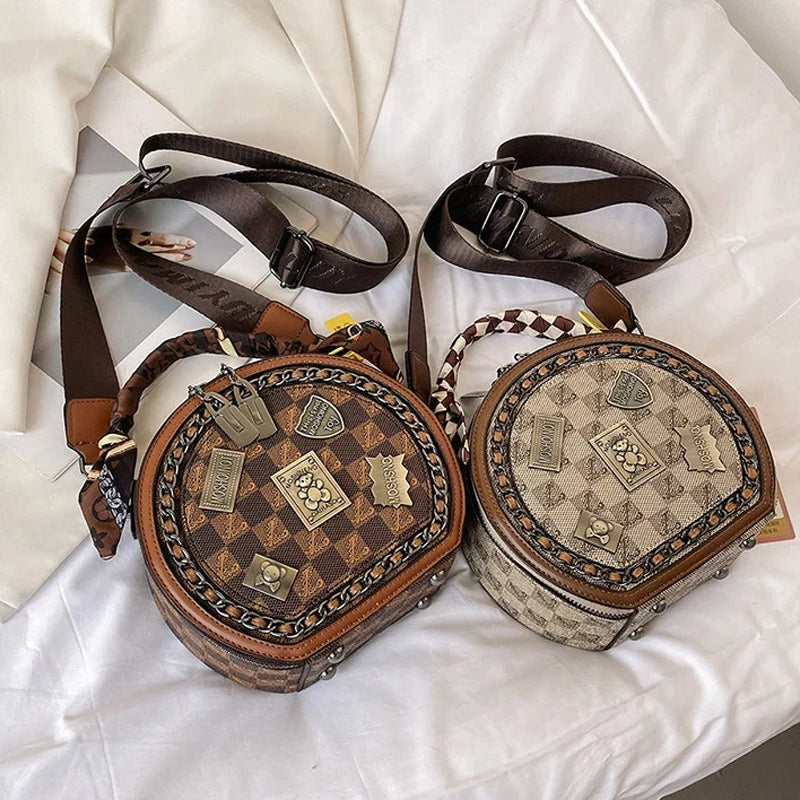"Retro kurirväska för damer med björnbricka tryck, brun och khaki PVC, rymlig och slitstark design."