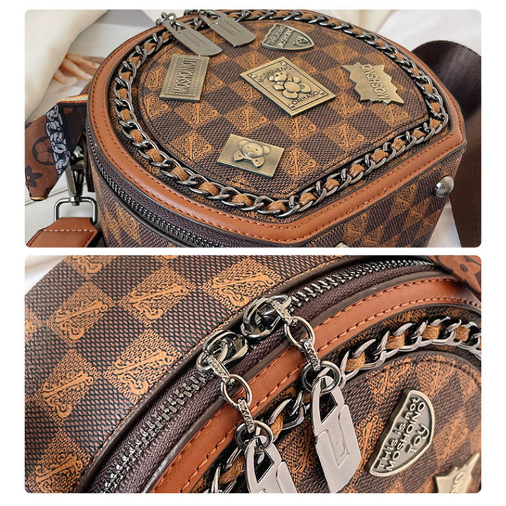 "Retro kurirväska för damer med björnbricka tryck, brun och khaki PVC, rymlig och slitstark design."