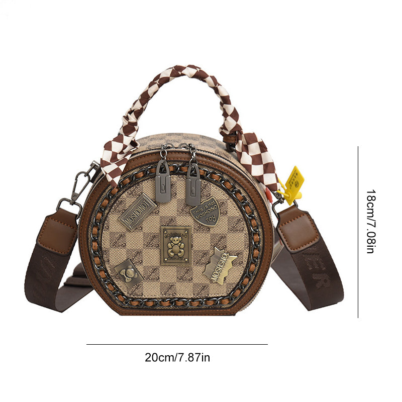 "Retro kurirväska för damer med björnbricka tryck, brun och khaki PVC, rymlig och slitstark design."