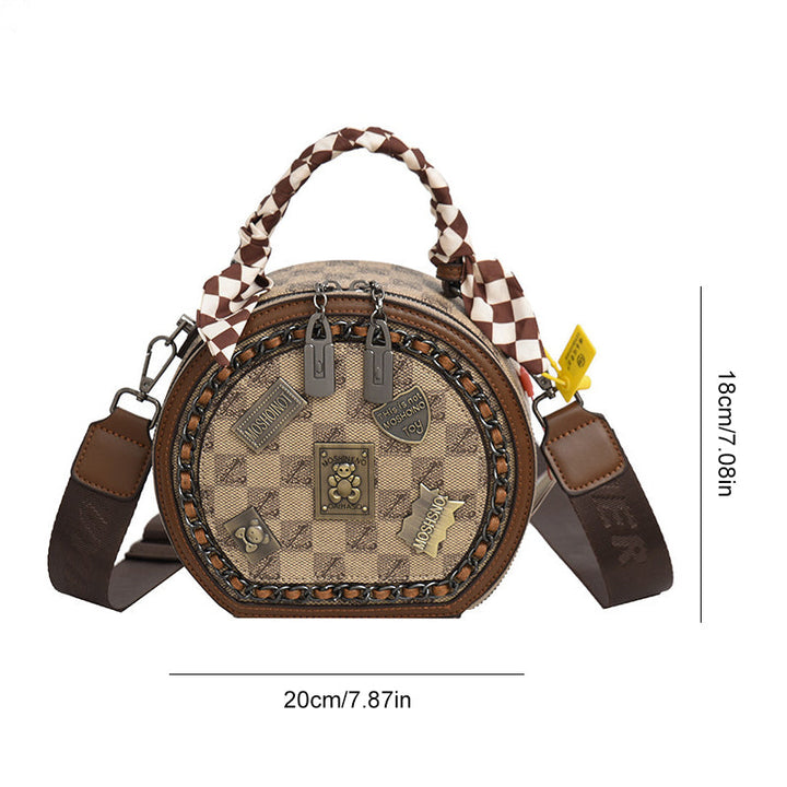 "Retro kurirväska för damer med björnbricka tryck, brun och khaki PVC, rymlig och slitstark design."