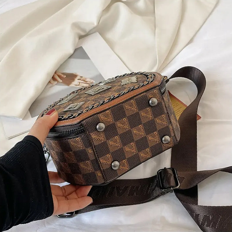 "Retro kurirväska för damer med björnbricka tryck, brun och khaki PVC, rymlig och slitstark design."