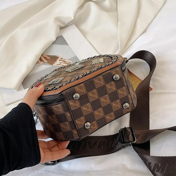 "Retro kurirväska för damer med björnbricka tryck, brun och khaki PVC, rymlig och slitstark design."