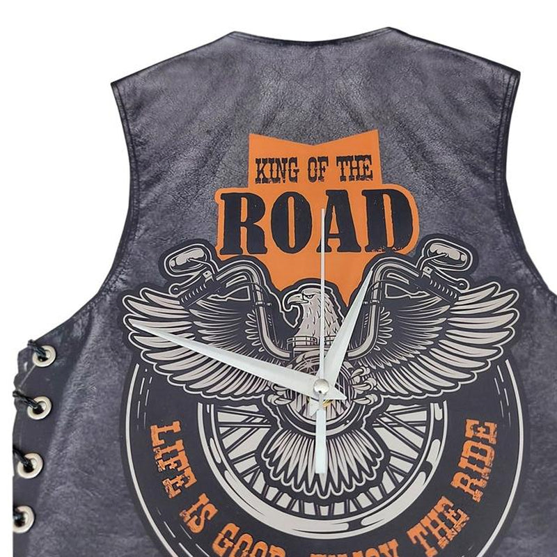 "Retro motorcykel pendelklocka i livfulla färger, svängande design, perfekt för unik heminredning och motorcykelälskare."