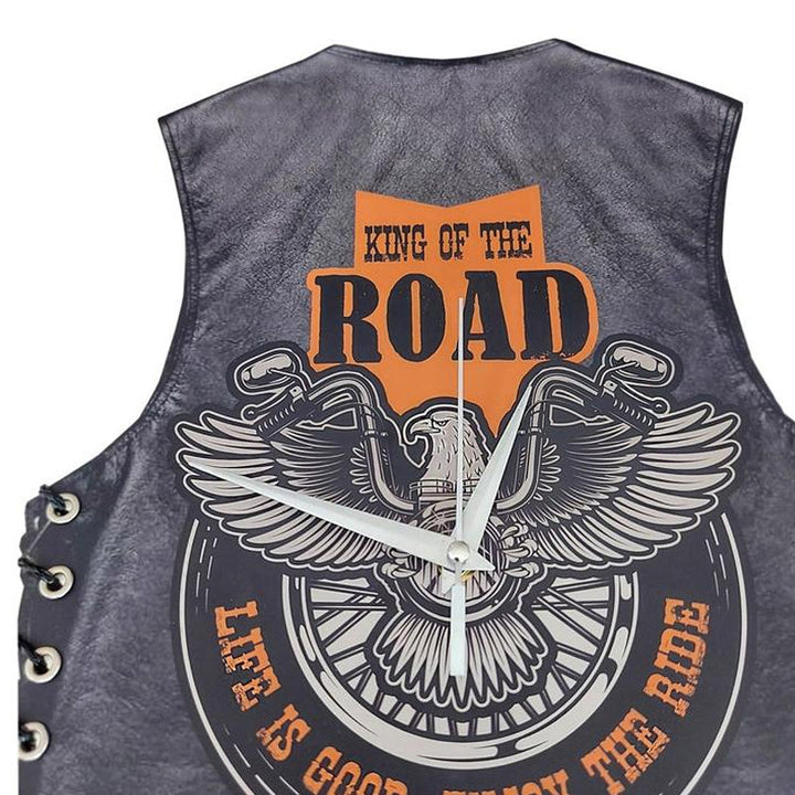 "Retro motorcykel pendelklocka i livfulla färger, svängande design, perfekt för unik heminredning och motorcykelälskare."