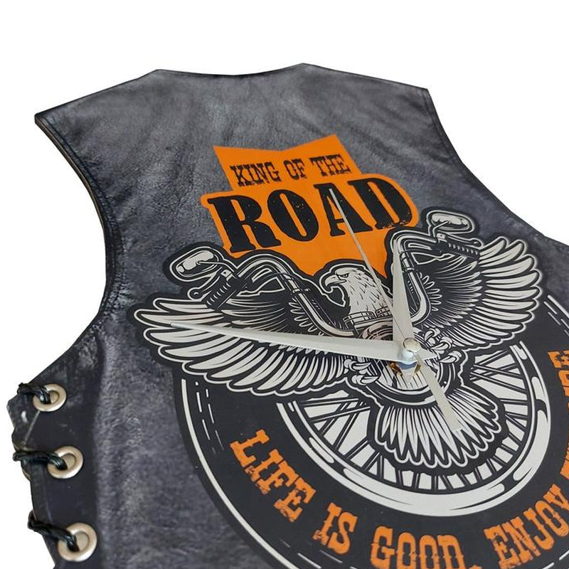 "Retro motorcykel pendelklocka i livfulla färger, svängande design, perfekt för unik heminredning och motorcykelälskare."