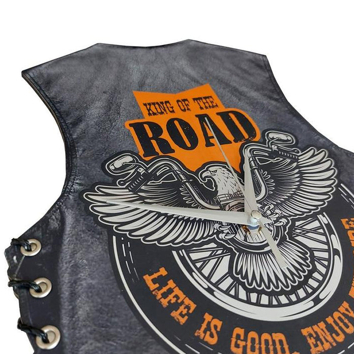 "Retro motorcykel pendelklocka i livfulla färger, svängande design, perfekt för unik heminredning och motorcykelälskare."