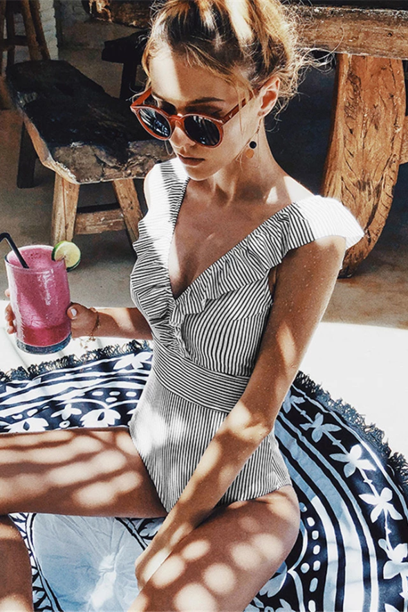 Mångsidig randig dambaddräkt, retro one-piece för strand, pool eller sommaraktiviteter. Klassisk stil.