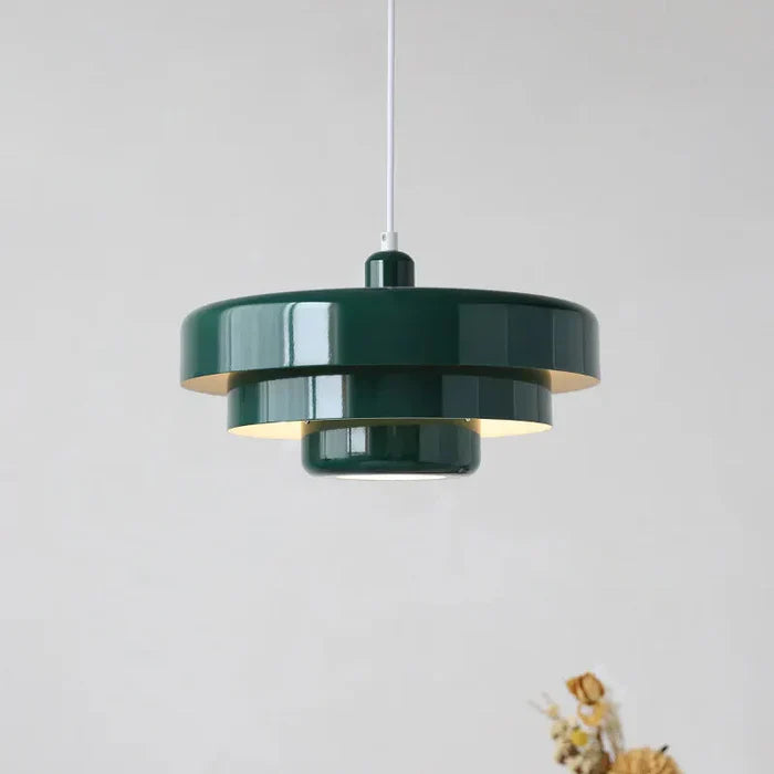 Retro taklampa i metall. Modern design, justerbar längd.  Elegant pendellampa för hemmet.