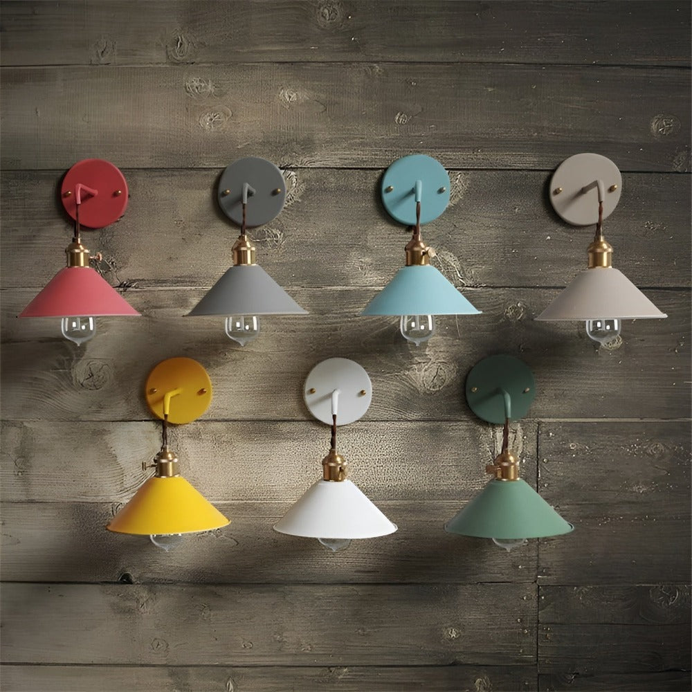 Retro vägglampa i metall, vintage design. Perfekt för hemmets belysning och inredning.