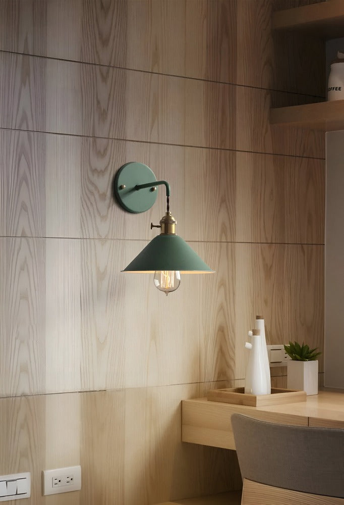 Svart retro vägglampa i metall, stilren belysning som passar perfekt i sovrummet.