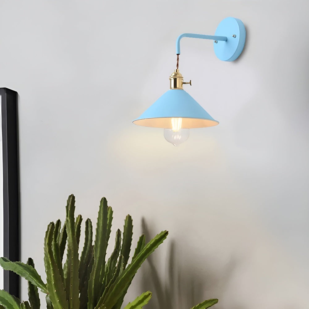 Väggmonterad retro lampa, metall och vintage design, enkel att installera och dekorera med.