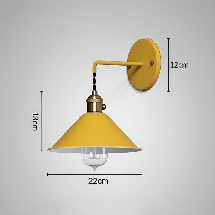 Charmig retro vägglampa, metall och vintage estetik, en vacker inredningsdetalj.