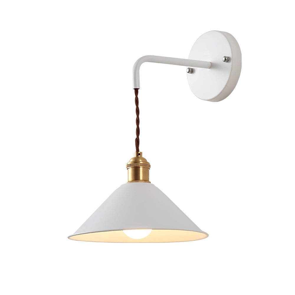 Rustik retro vägglampa i metall, hållbar och dekorativ belysning för alla miljöer.