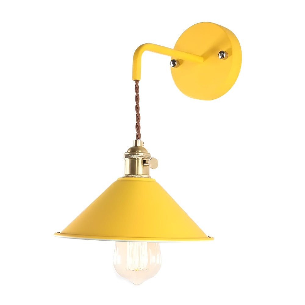 Retro vägglampa av högkvalitativ metall, vintage inredning med unik karaktär.