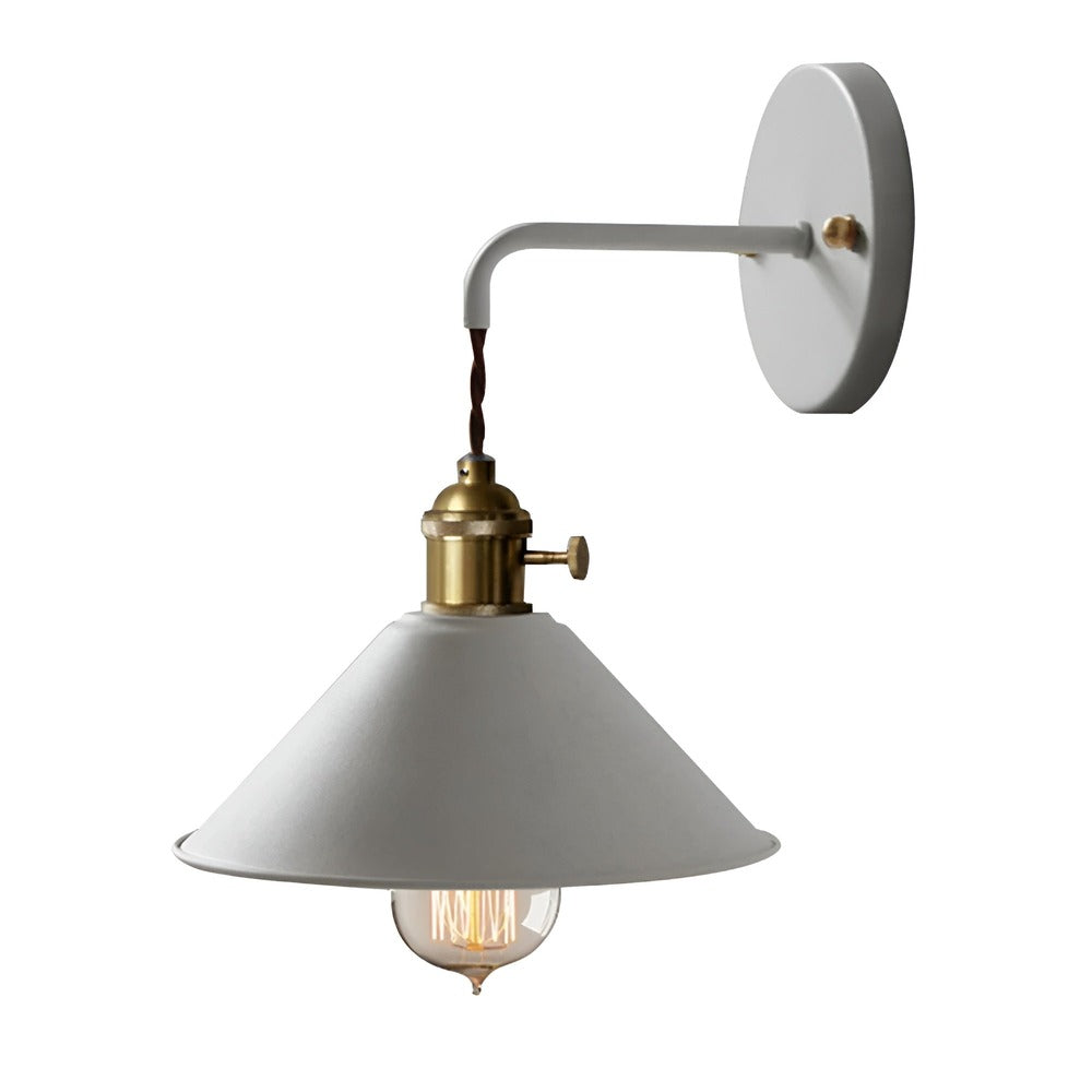 Kompakt retro vägglampa i metall, rymdsparande vintage belysning för mindre utrymmen.