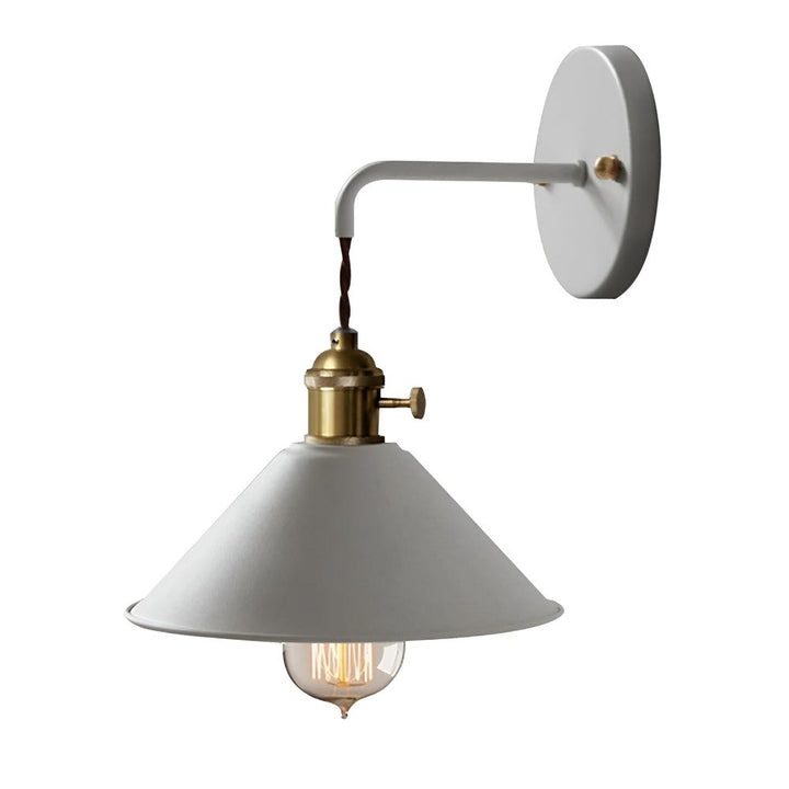 Kompakt retro vägglampa i metall, rymdsparande vintage belysning för mindre utrymmen.