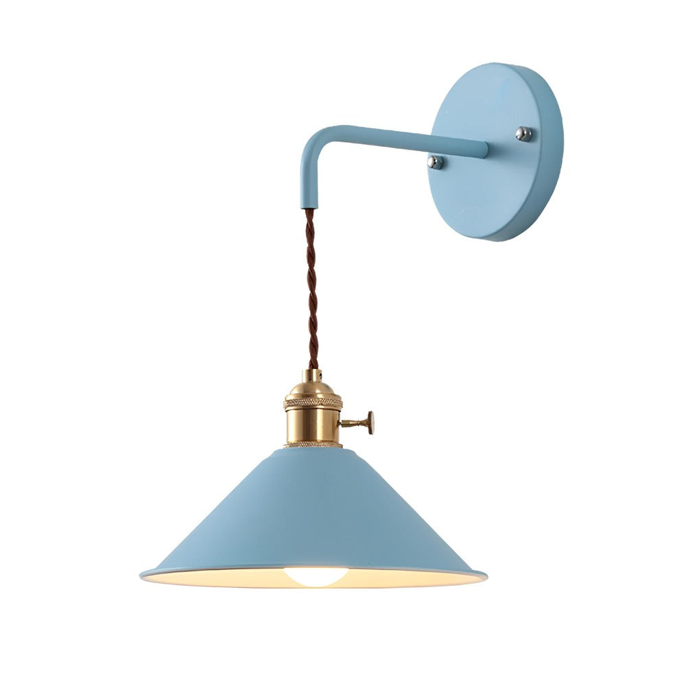 Färgglad retro vägglampa i metall, unik vintage belysning för personlig heminredning.